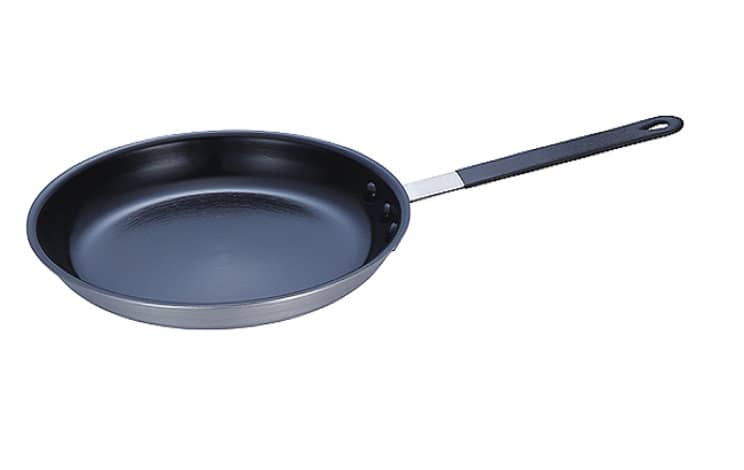 How Do You Use an Egg Frying Pan